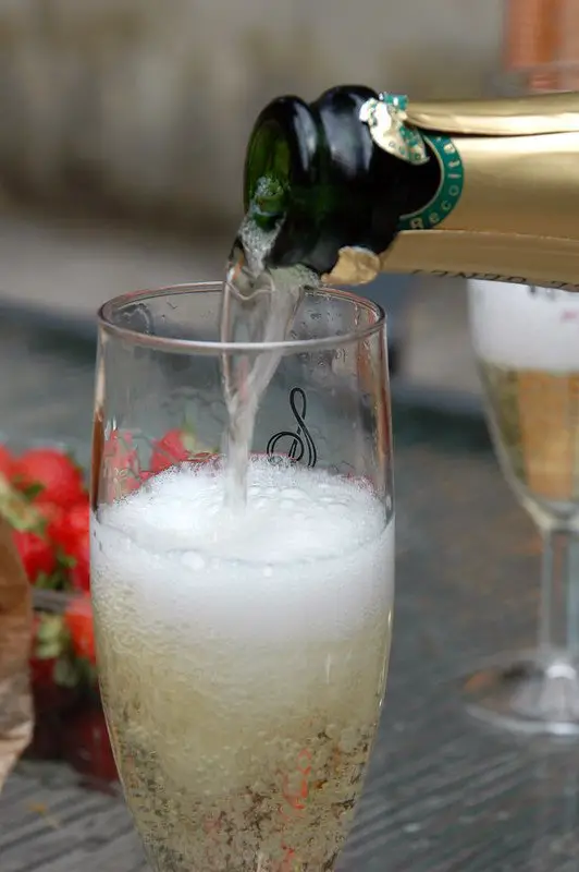 champagne facts - pouring champagne