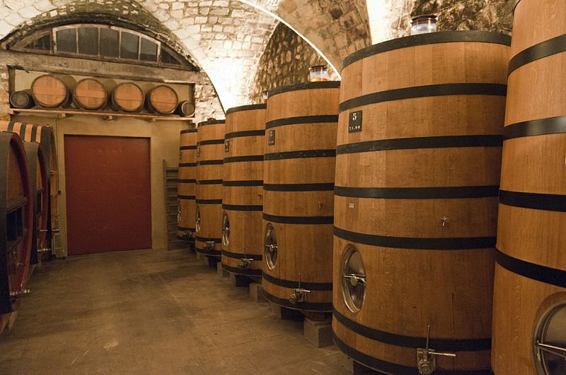 how do oak barrels affect wine - large foudres