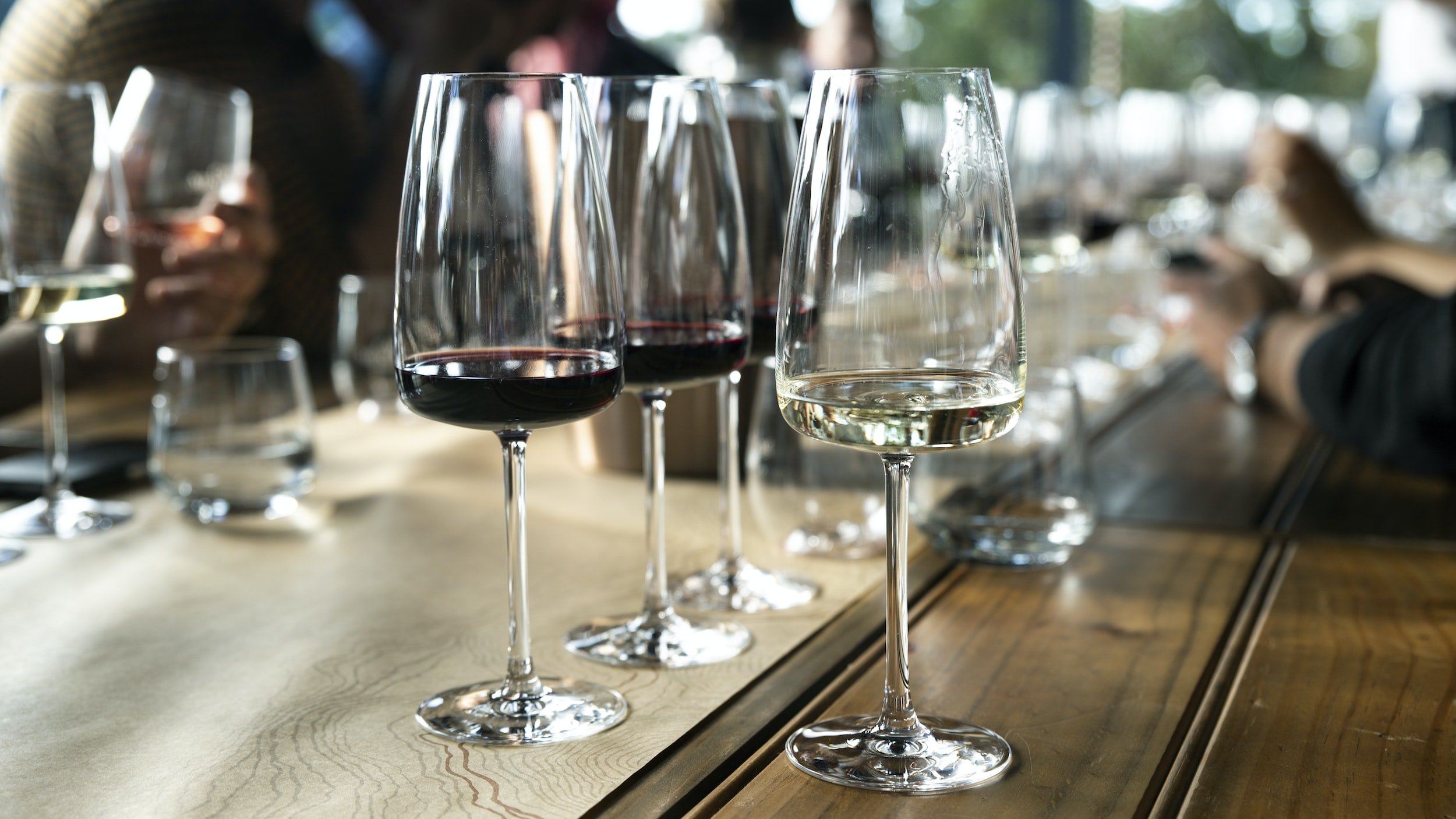 should I tip at a wine tasting - wine glasses