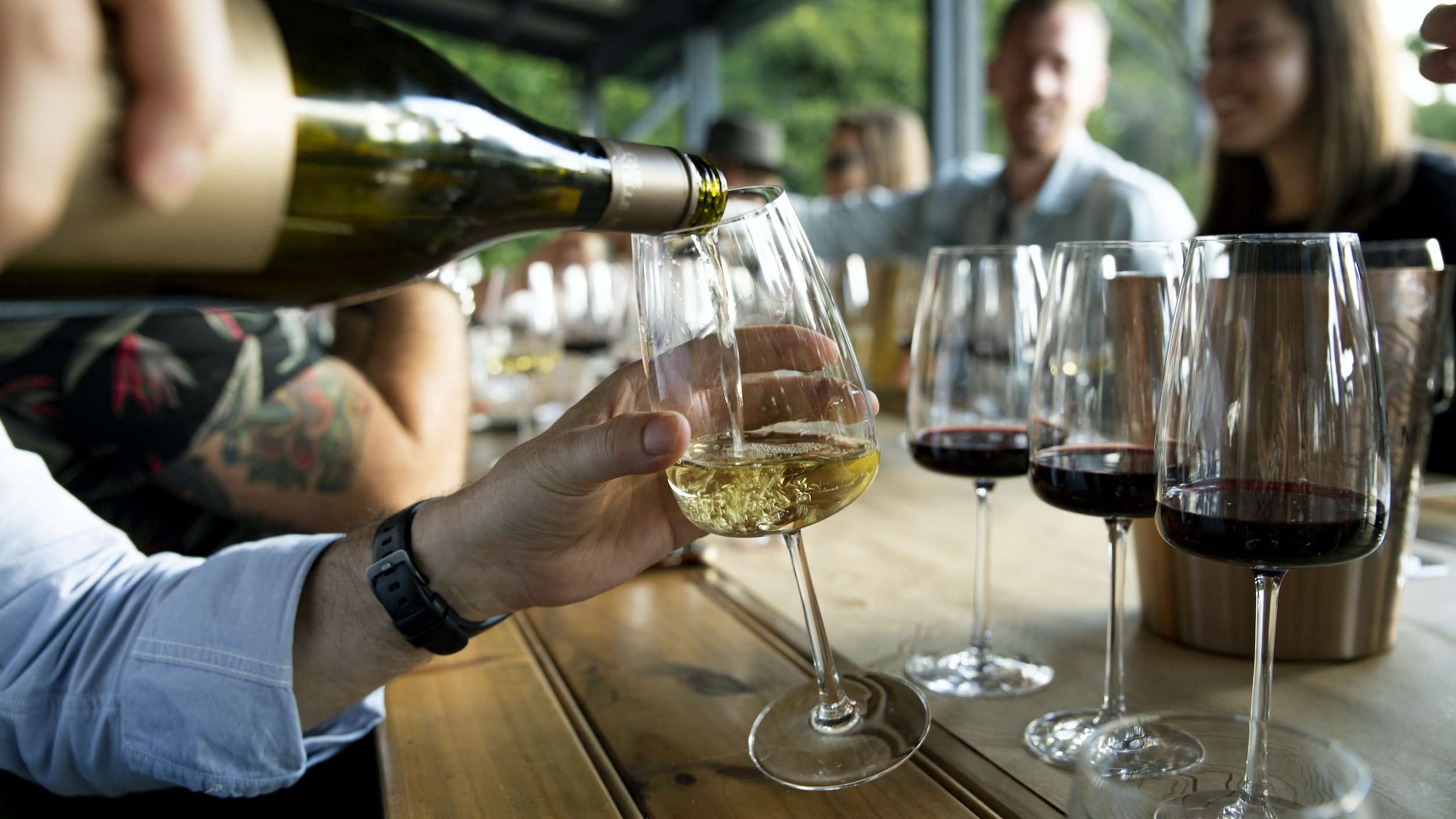 how much to tip at a wine tasting - pouring wine