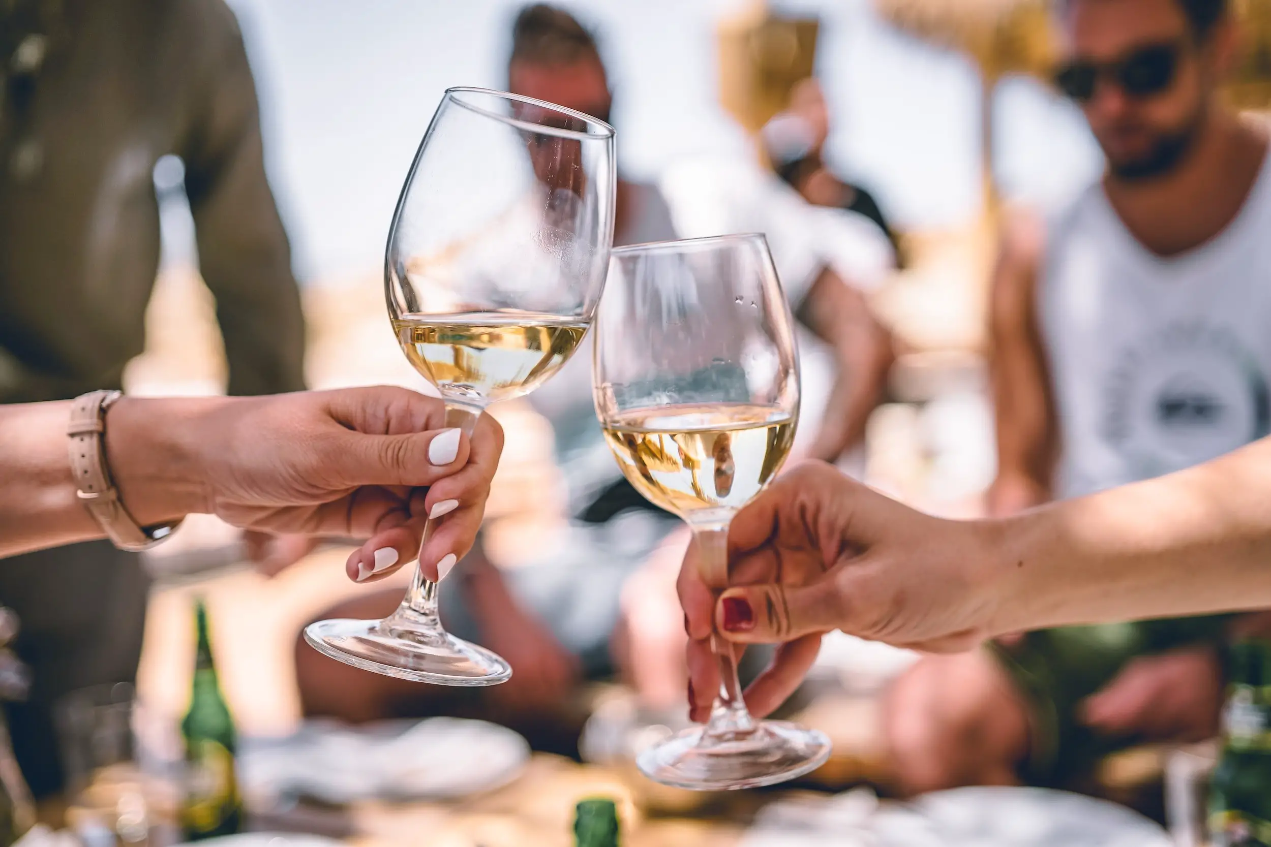 2 white wine glasses - refrigerate your wine