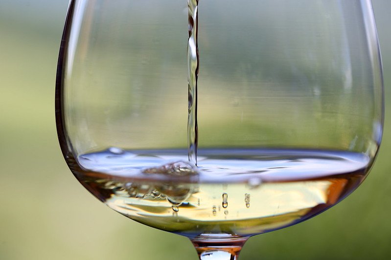 how bulk wine works - white wine glass
