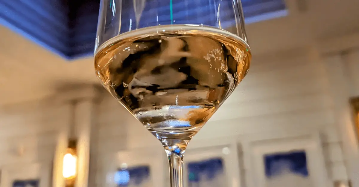 viognier vs vouvray - white wine glass