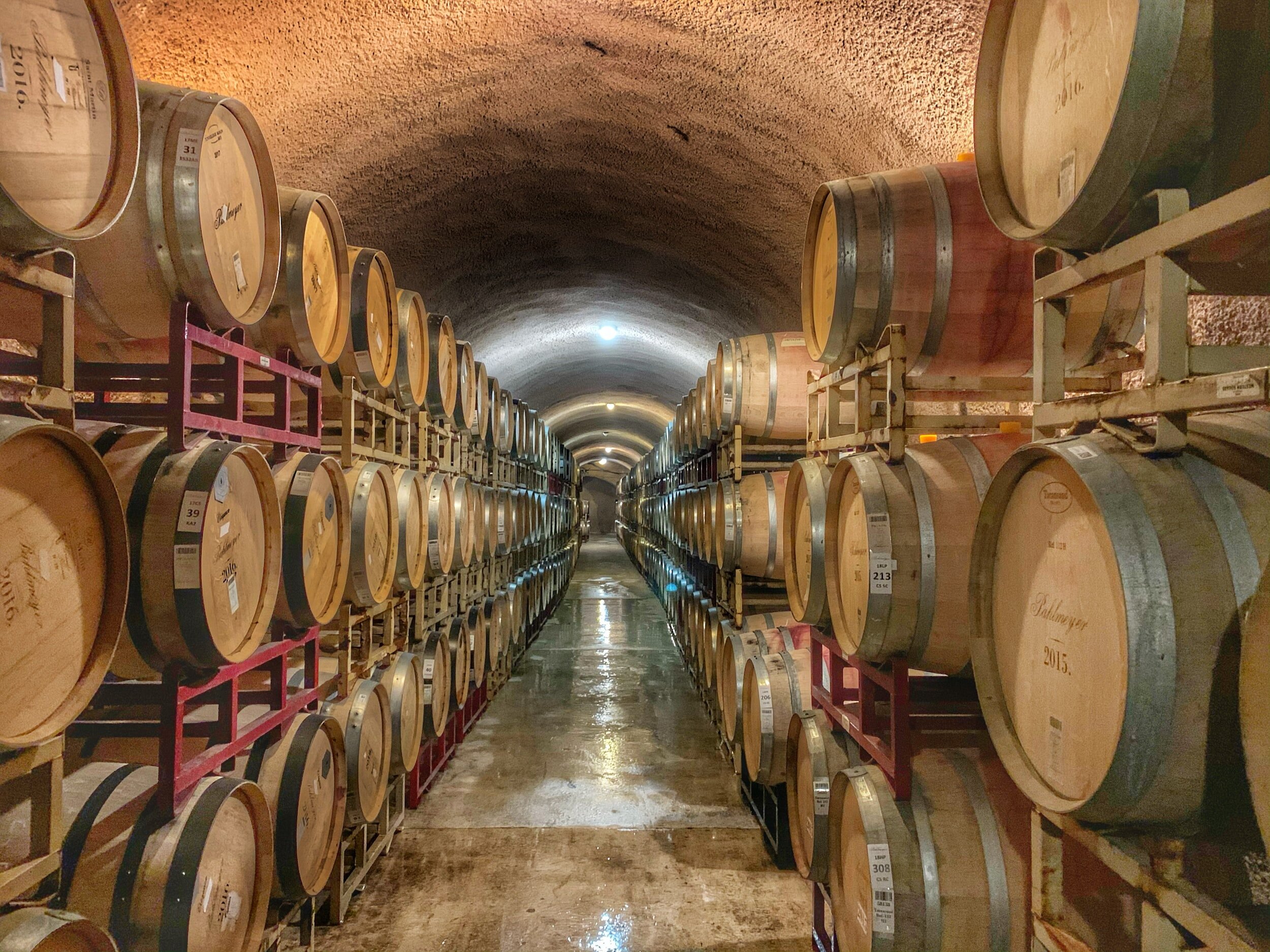 how-does-wine-taste-like-chocolate - oak barrels