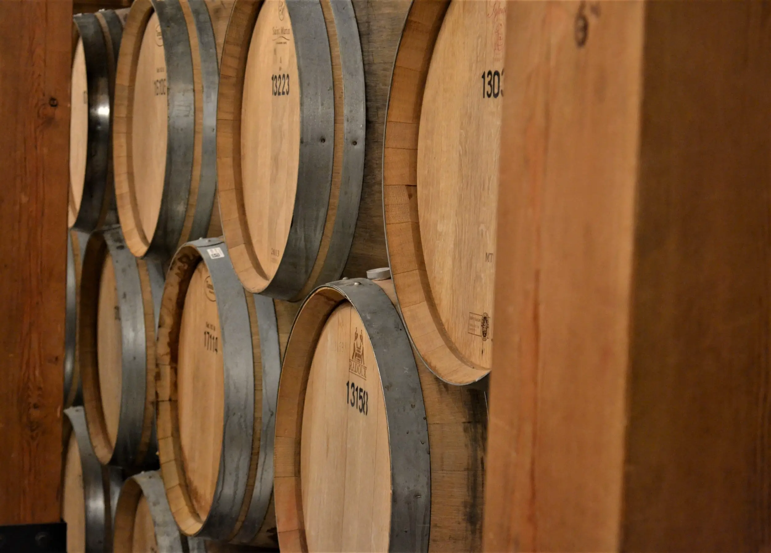what flavors do oak barrels add to wine - wine barrels
