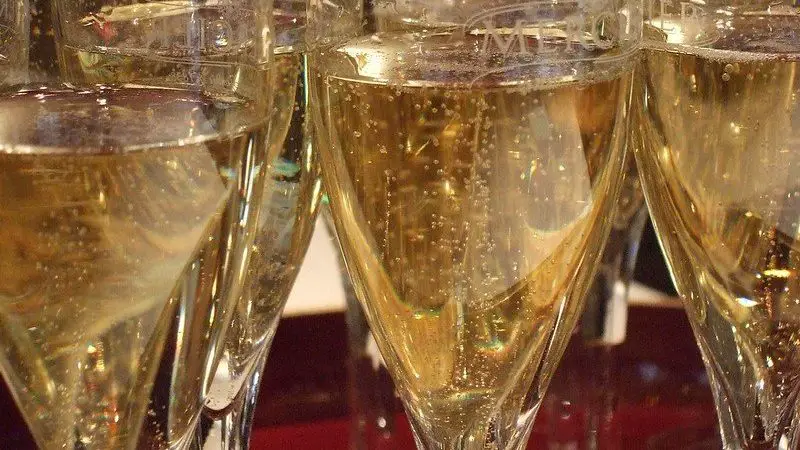 Champagne vs Moscato - champagne glasses