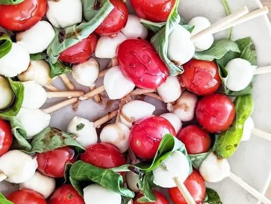 Cold appetizers for red wine tasting - caprese skewer